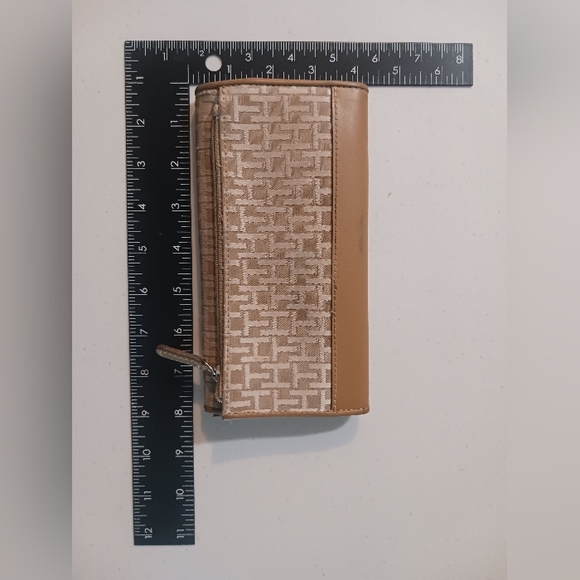 Tommy Hilfiger Wallet / Checkbook - Picture 2 of 8